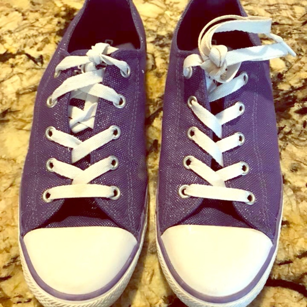 Tennis shoes